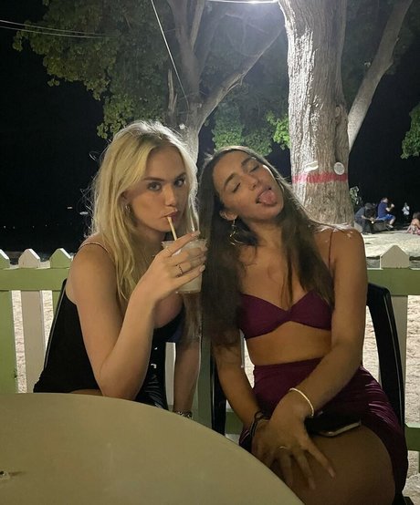 Gabriella Davies 裸のポルノスター 写真