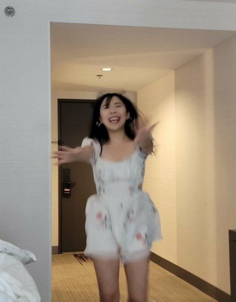 LilyPichu セクシーなスター 写真