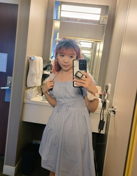 垂れ乳OnlyFans ヌード 写真