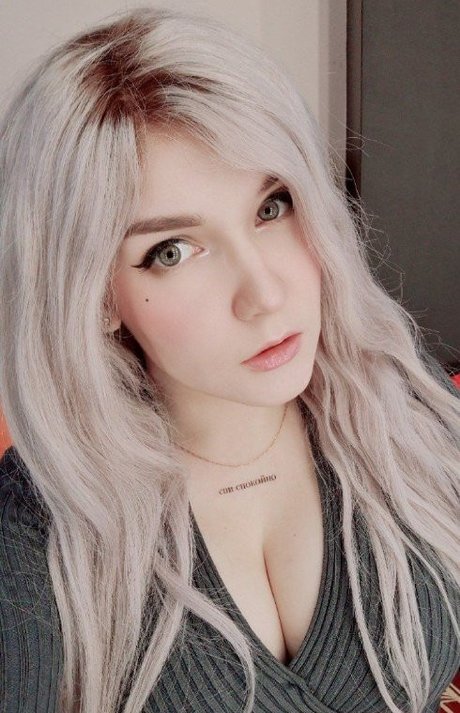 小さいペニスのシーメールOnlyFans 無料セクシー 画像
