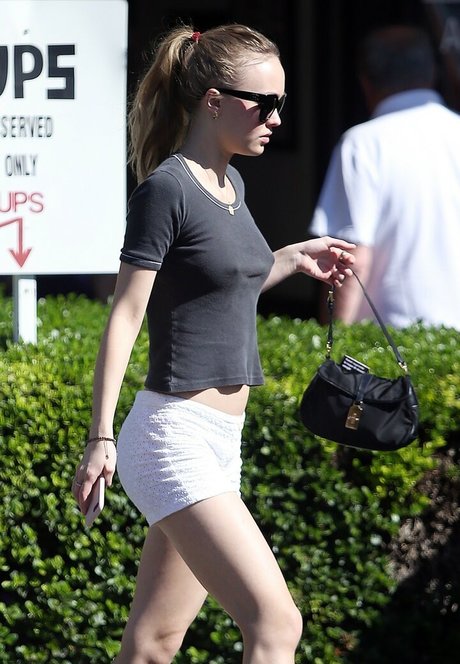 Lily Rose Depp ポルノスター 画像