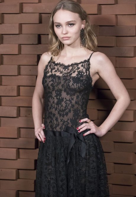 Lily Rose Depp ポルノスター ヌード 写真