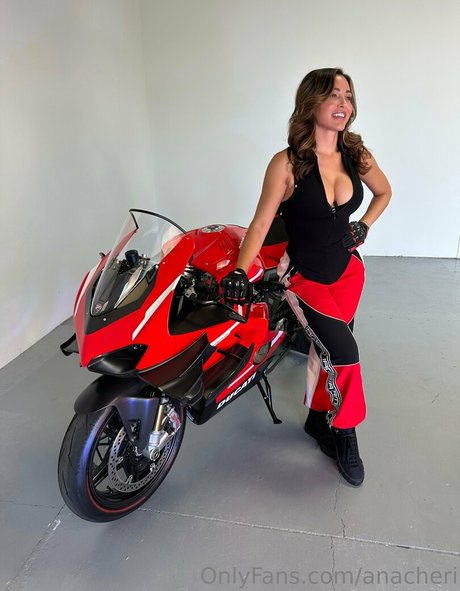 anacheri ポルノスター 独占 写真