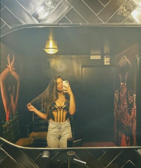 Alessandra Sironi セクシーモデル 写真