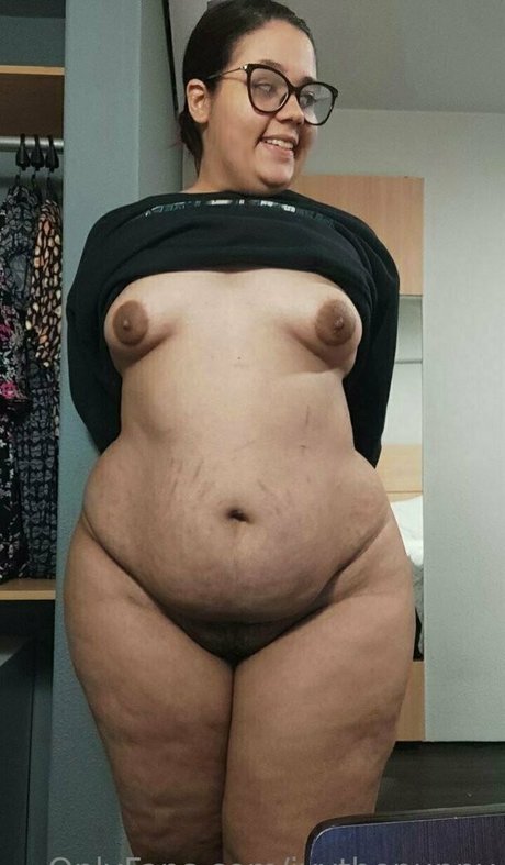 オイルを塗った黒檀のOnlyFans 無料xxx 写真