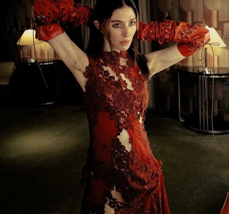 Caroline Polachek xxxモデル 写真