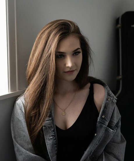 Caitlin Scott 裸モデル 写真