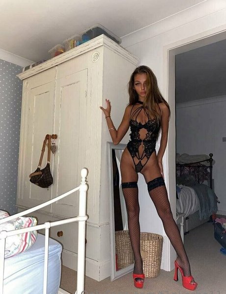 痩せたシーメールOnlyFans セクシー裸 写真