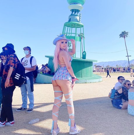 金髪カウガールオンリーファンズ 美しい裸 画像