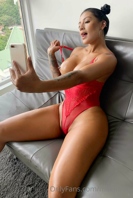 Milena Sky ポルノスター ホット 画像