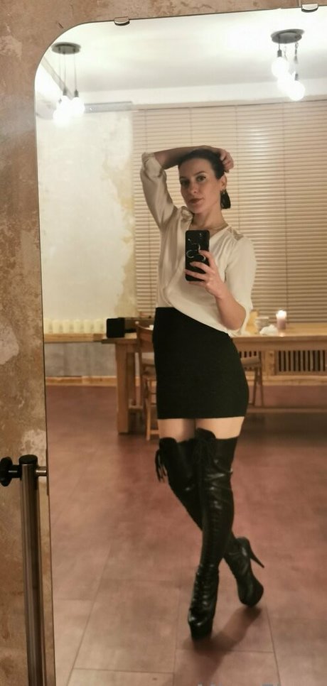 Miss Flora Femdom 可愛い女優 写真