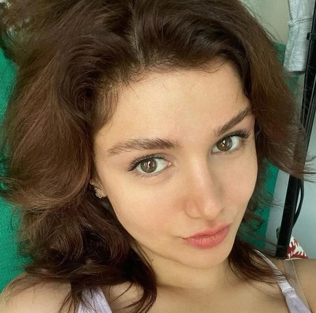 Buse yilmaz 無料のポルノスター 画像