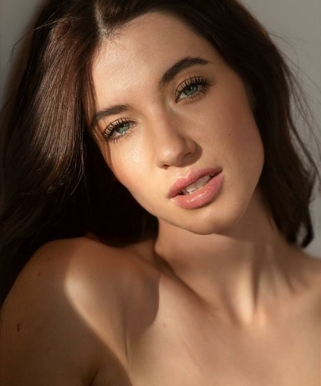 小さいチンポのシーメールOnlyFans ポルノグラフィック 写真