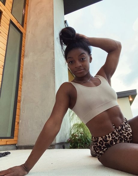 Simone Biles エロティックなポルノスター 写真