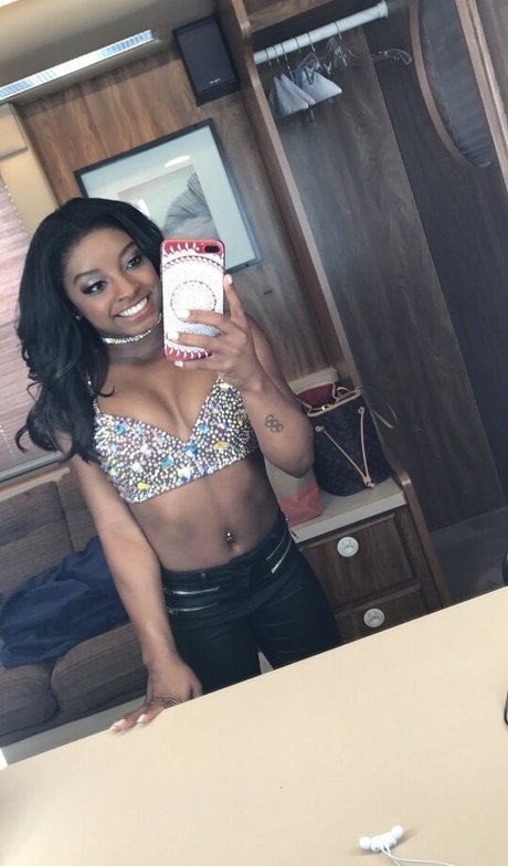 Simone Biles ポルノスター ヌード 画像