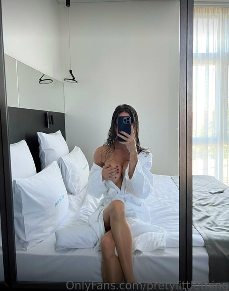 pretylittlething ポルノ女優 写真