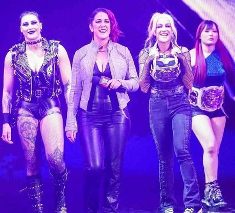 Bayley エロティックなポルノスター 画像