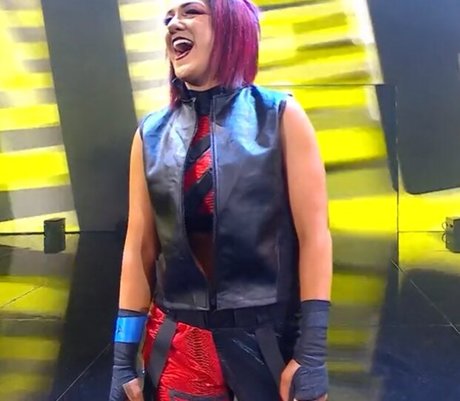 Bayley ヌード女優 写真