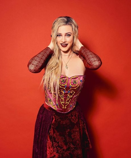 Lili Reinhart エロティックモデル 写真