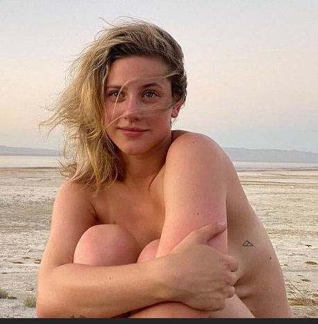 Lili Reinhart ポルノスター ホット 写真