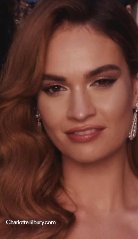 Lily James ヌードスター ギャラリー