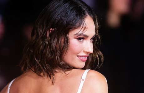 Lily James ポルノスター エロティック 画像