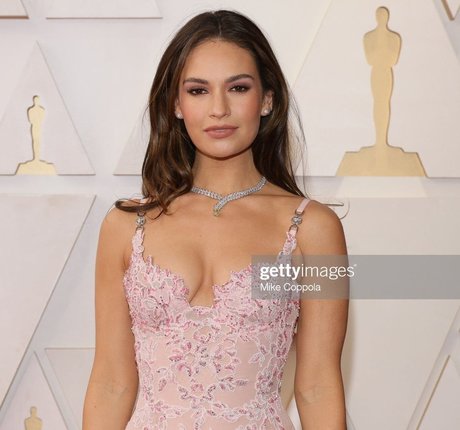 Lily James ポルノスター xxx 写真