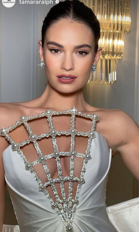 Lily James ポルノスター エロティック 画像