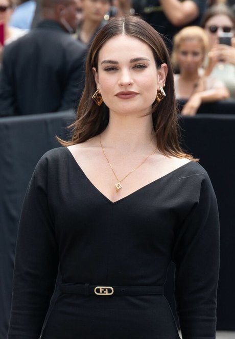 Lily James ヌードスター 写真