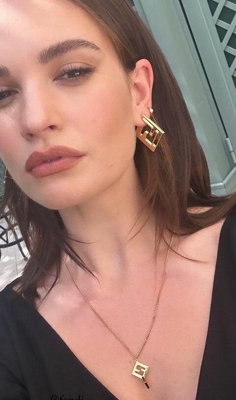 Lily James アート女優 画像