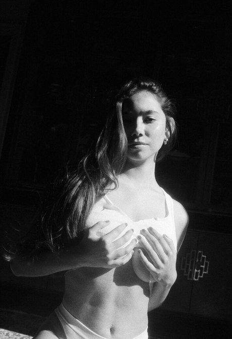 Desiree Flores スター ヌード 写真