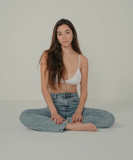 Desiree Flores ヌードモデル 画像