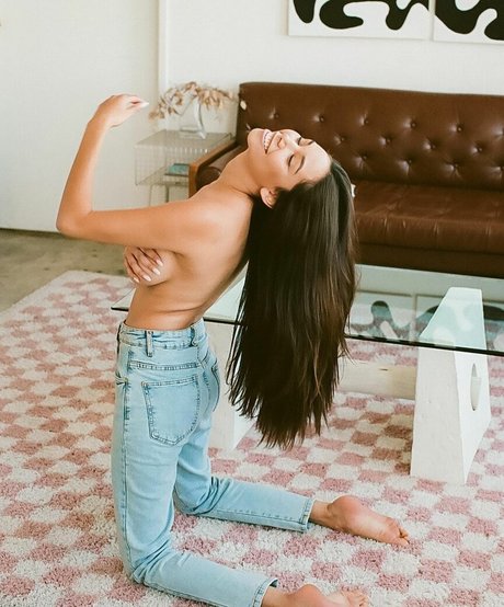 Desiree Flores 素敵なモデル 画像