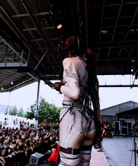 DeathbyRomy 裸の女優 写真