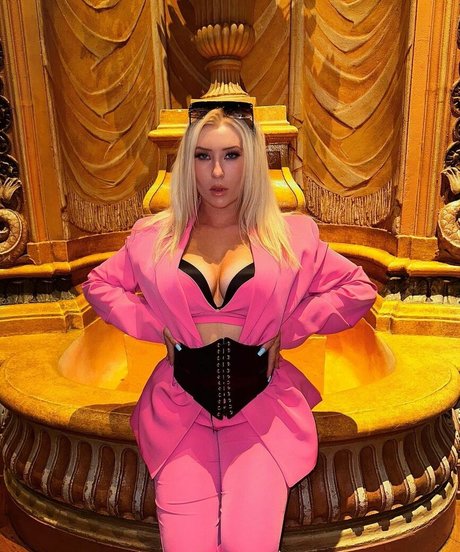 Nikkita Lyons XXXモデル 写真