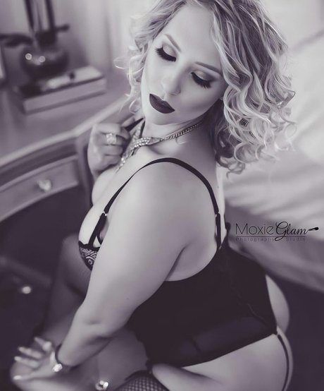 Nikkita Lyons ポルノモデル 写真