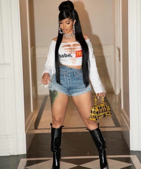 Cardi B 裸のポルノスター 写真