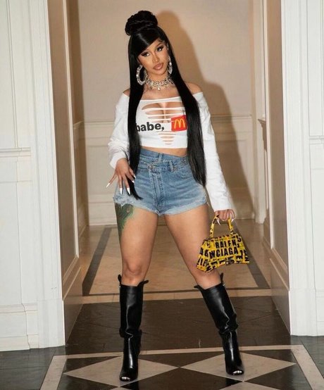 Cardi B ヌード女優 写真