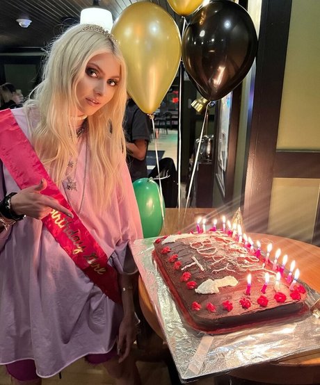 Taylor Momsen ポルノスター 美しい ギャラリー