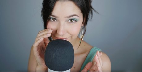 ASMR Glow ヌードのポルノスター 写真