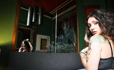 Deeperse セクシーモデル 写真