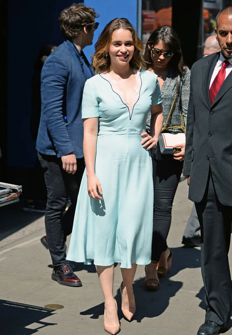 Emilia Clarke 無料女優 画像