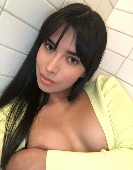 ぽっちゃりアジア人オンリーファンズ ポルノグラフィック 写真
