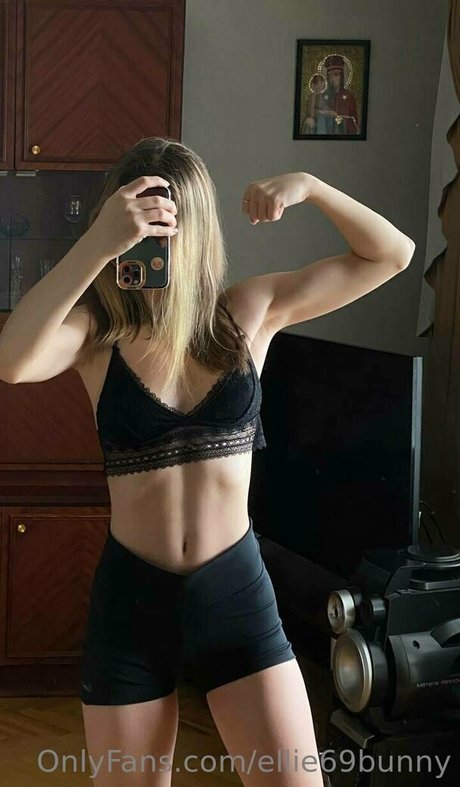 Ellie69bunny xxxモデル 写真