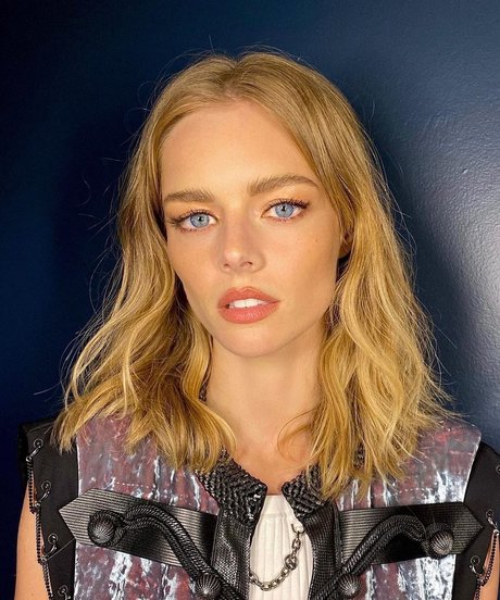 Samara Weaving ヌードのポルノスター 写真