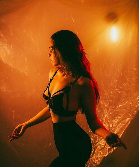 アジア人の指入れ OnlyFans 無料裸 写真