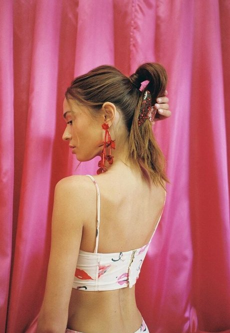 ショートヘアのティーンズOnlyFans トップ 画像