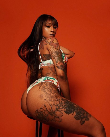 Mizz Twerksum 裸の女優 写真