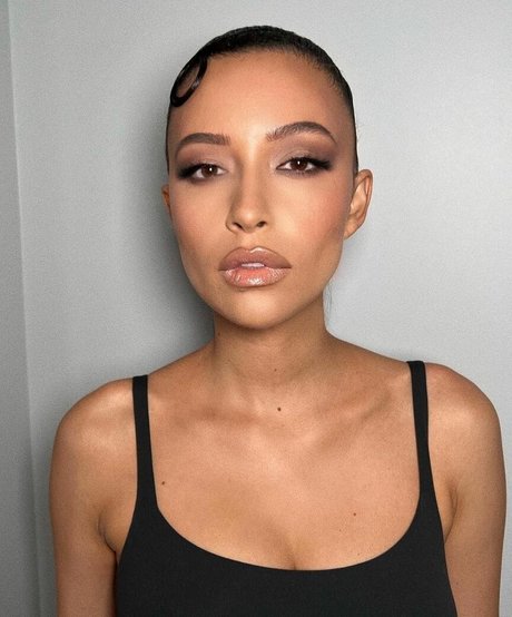 Christian Serratos ポルノスター 無料 写真