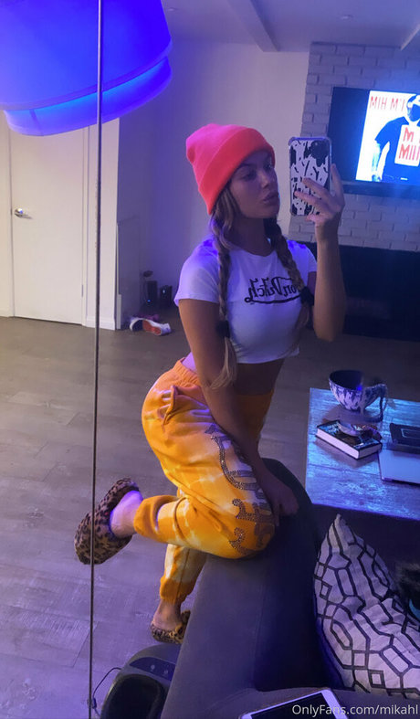 小さいペニスのシーメールOnlyFans ホットxxx 画像